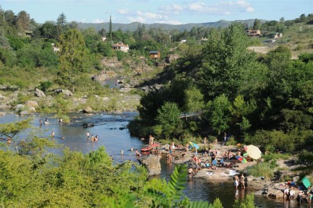 Playa en Río San Antonio, a metros del camping.